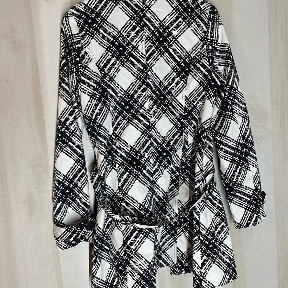 Luii‎ black and white belted jacket, size small - Picture 9 of 10